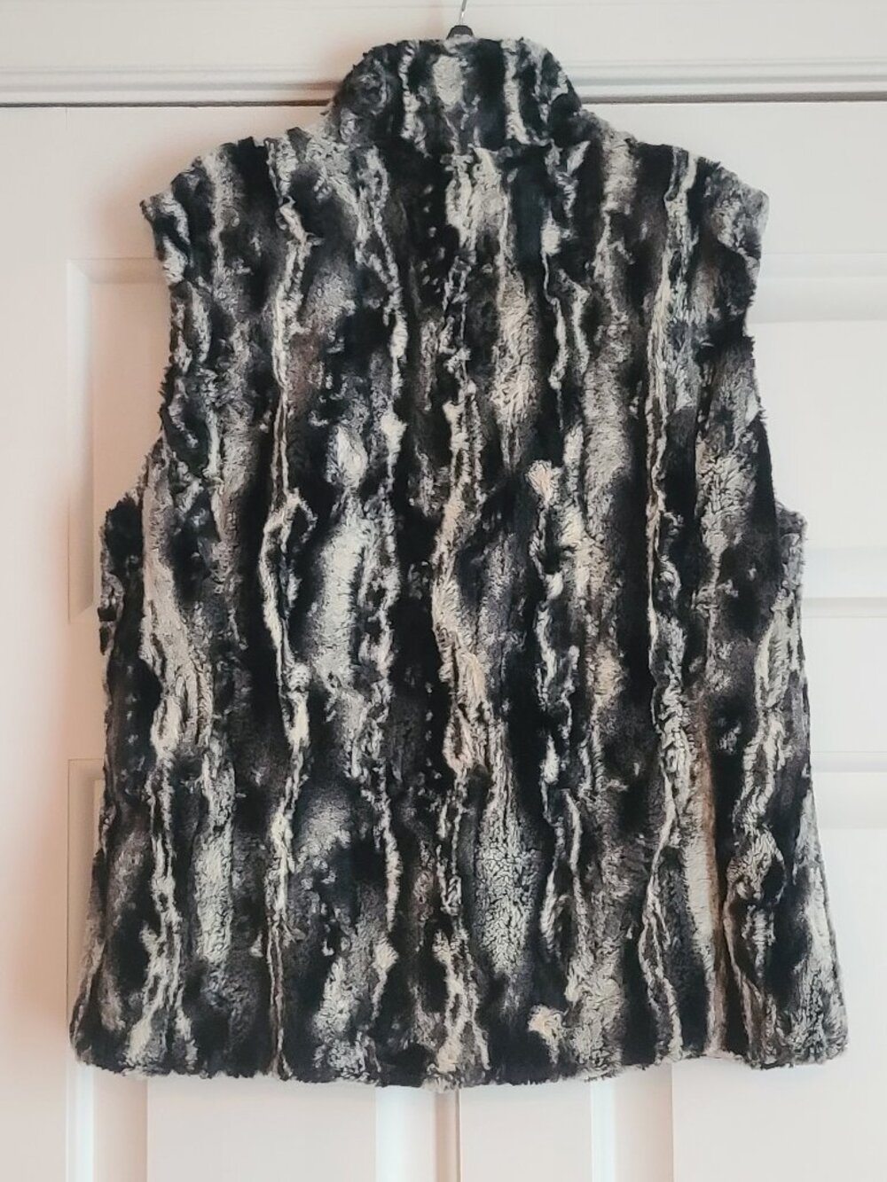 Erin London Women's Sz S Vest Black White Sherpa Faux Fur Animal Print Zip Front